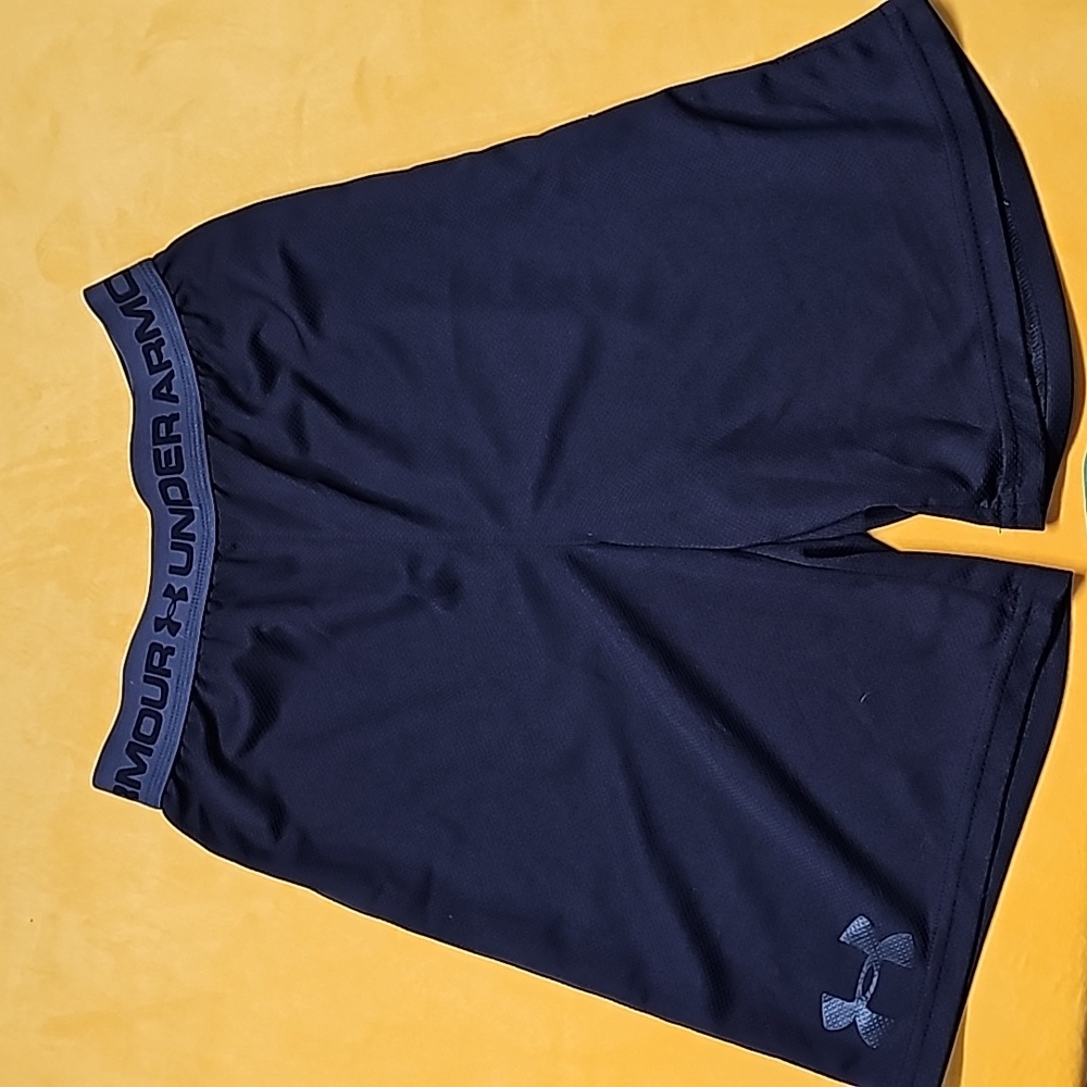 Under Armour Heat Gear Loose Boys M shorts